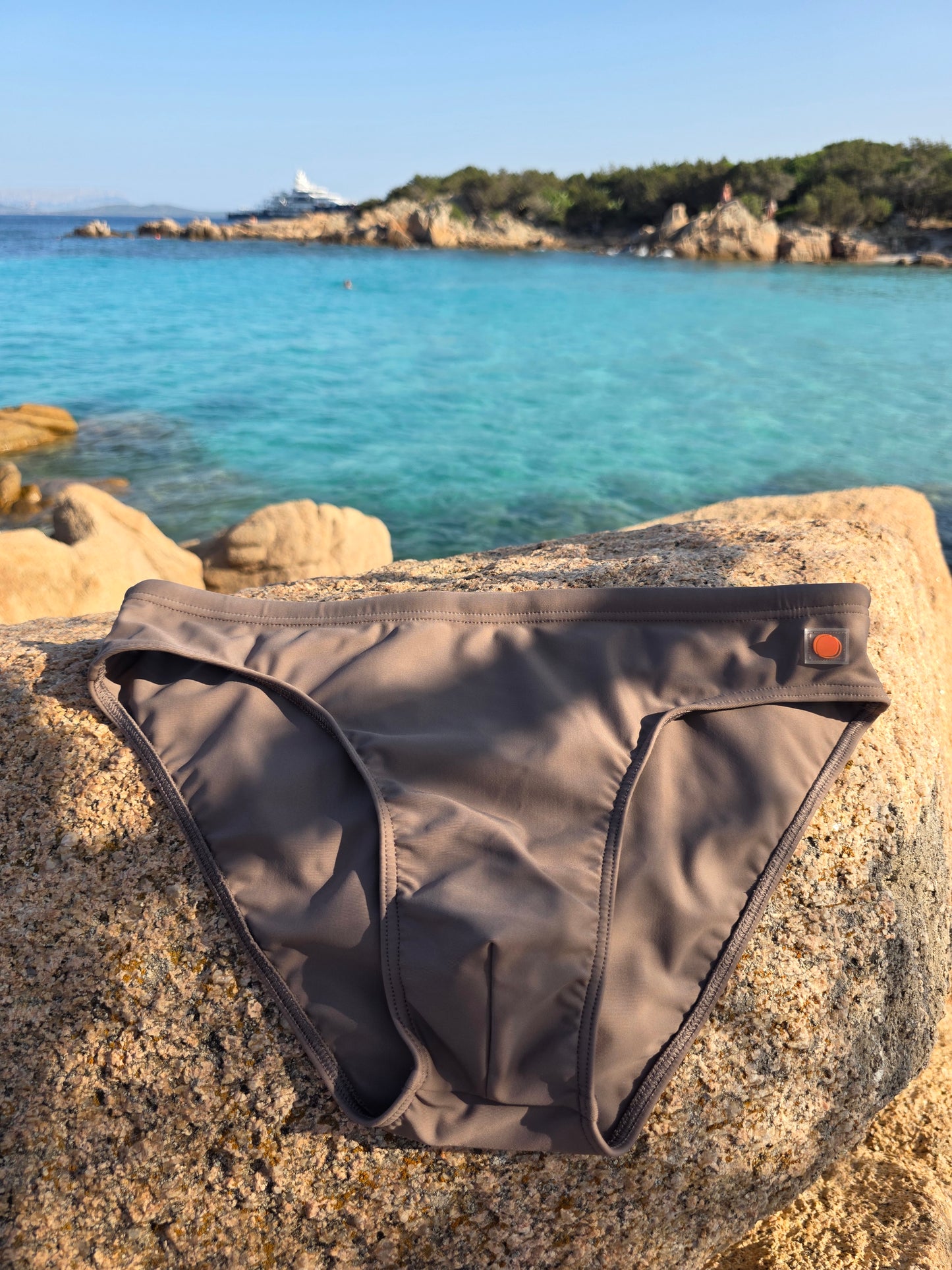 BAÑADOR BREVE DE HOMBRE - SLIM FIT - COLOR CAFÉ MOCA