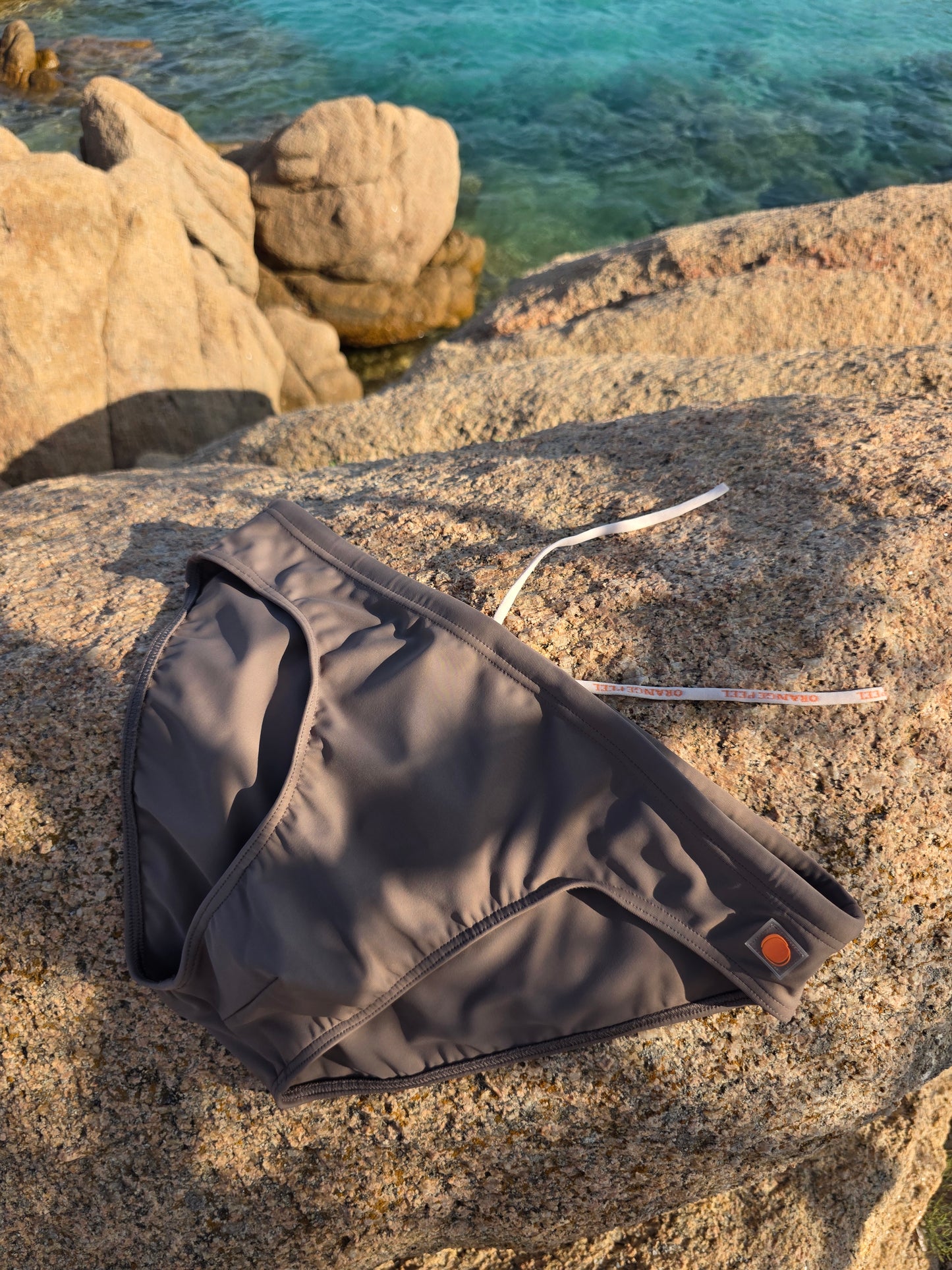 BAÑADOR BREVE DE HOMBRE - SLIM FIT - COLOR CAFÉ MOCA