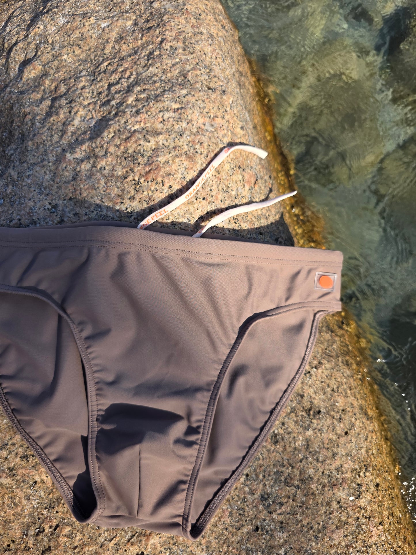 BAÑADOR BREVE DE HOMBRE - SLIM FIT - COLOR CAFÉ MOCA