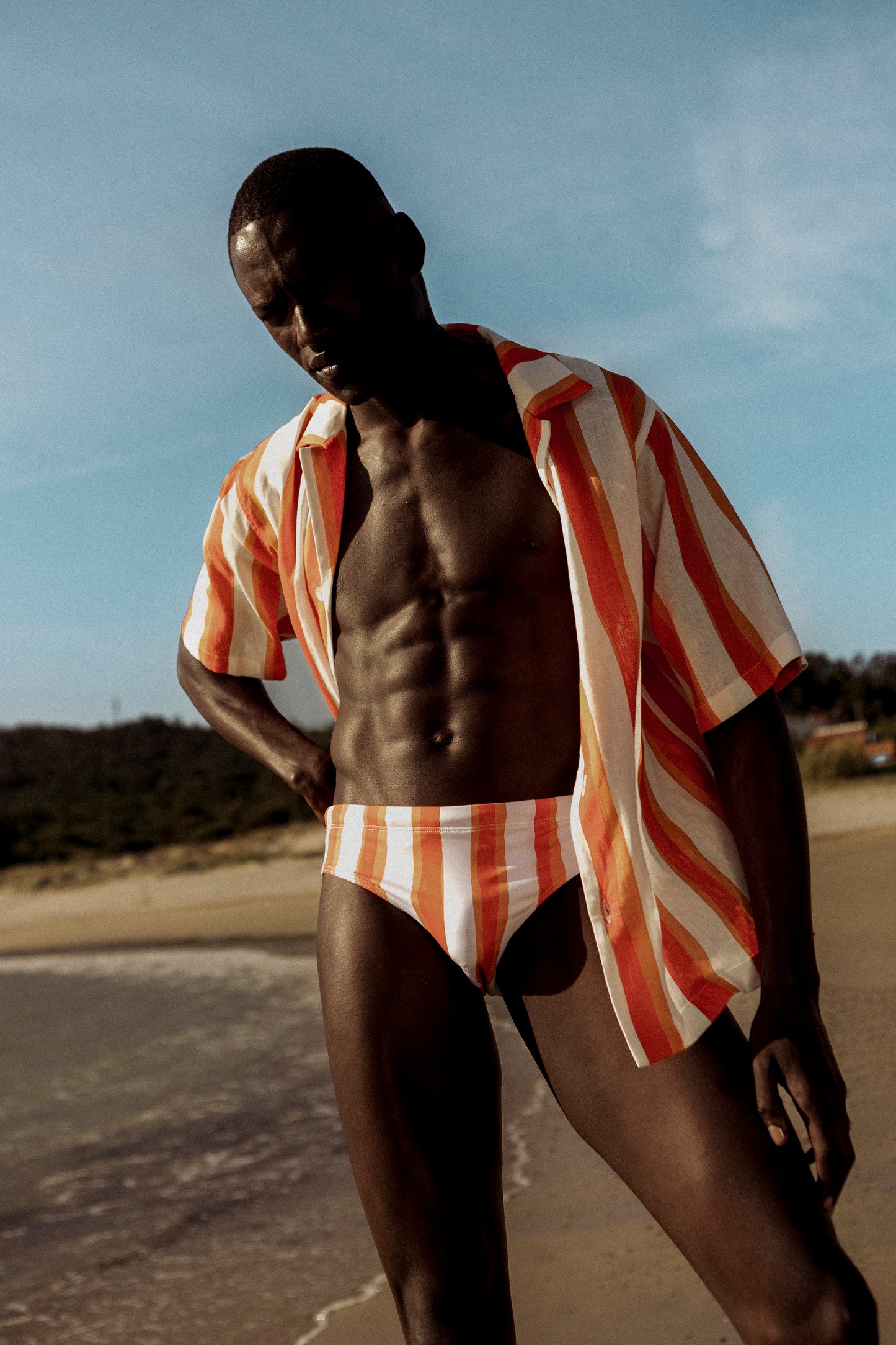 CAMISA HOMEM CORTE REGULAR - RISCAS COR LARANJA